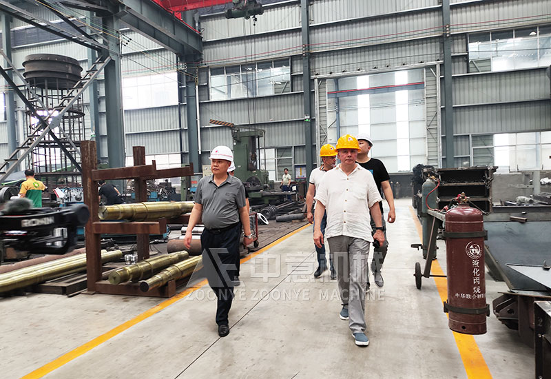 帶領客戶參觀車間.jpg 帶領客戶參觀車間